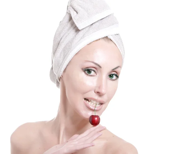 Mooie jonge vrouw in handdoek, met een cherry berry — Stockfoto