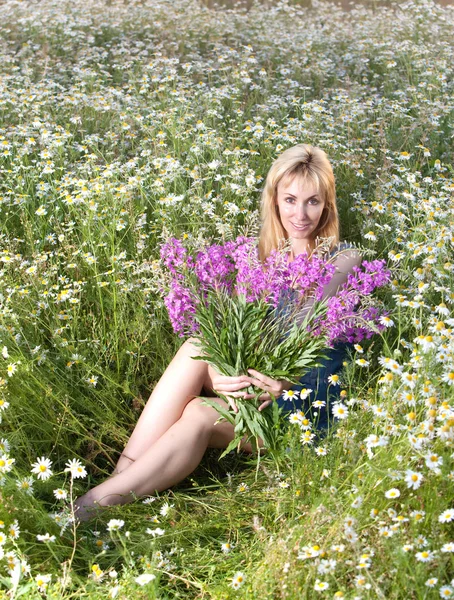 Young woman with bouquet of firetop flower in the field — Stock Photo, Image