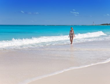 Deniz kıyısındaki çekici genç kadın.