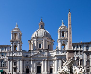 İtalya. Roma. Navon Meydanı (Piazza Navona). Agon Saint Agnese önce (Fontana dei Quattro Fiumi) dört Irmak Çeşmesi