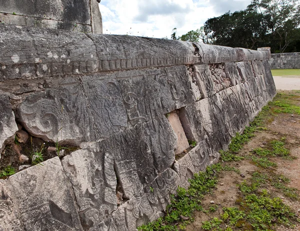 Chichen Itzá. El fragmento de la pared de la pirámide con el ornamento antiguo. Yucatán, México —  Fotos de Stock