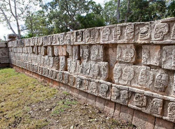 Chichen Itza . Fragment of a wall of a pyramid with an ancient ornament. Yucatan, Mexico — Stock Photo, Image