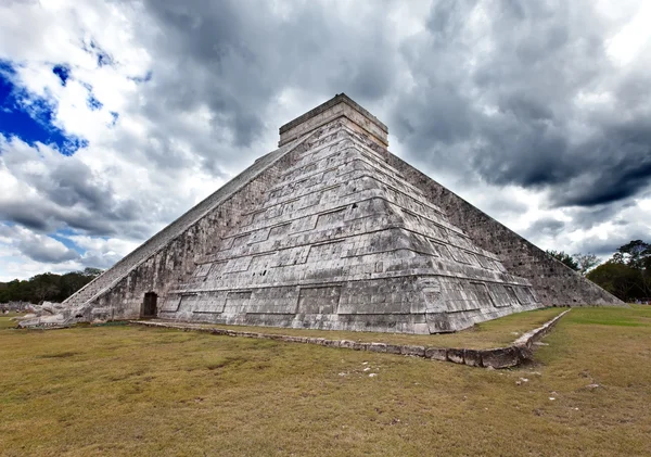 Kukulkan Pyramid in Chichen Itza on the Yucatan, Mexico — Stock Photo, Image