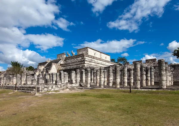 Halle der tausend Säulen - Säulen in chichen itza, Mexiko — Stockfoto