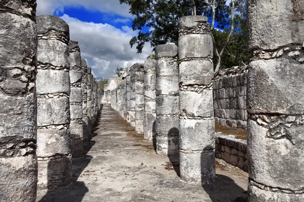 Síň tisíce sloupů - sloupce v Chichén Itzá, Mexiko — Stock fotografie