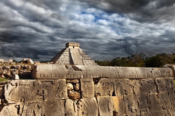 Pirámide de Kukulkan en Chichén Itzá en Yucatán, México — Foto de Stock