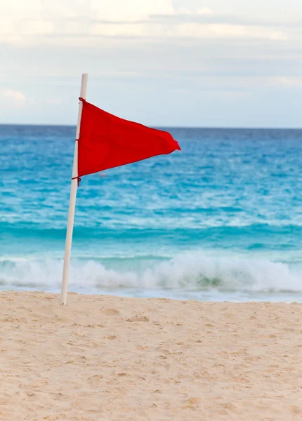 Sahilde kırmızı bayrak