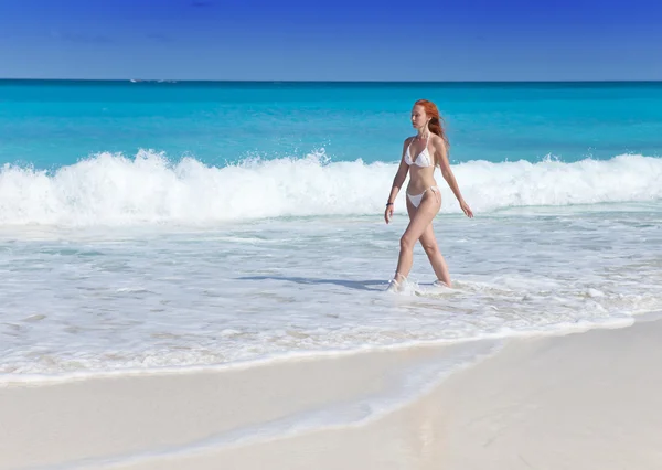 De jonge aantrekkelijke vrouw aan de kust — Stockfoto