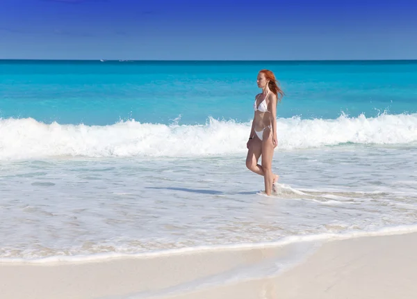 A jovem mulher atraente na costa do mar — Fotografia de Stock