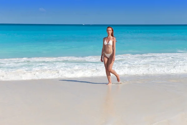 La jeune femme attrayante sur la côte de la mer — Photo