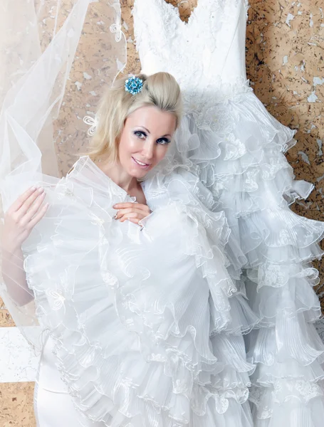 La bella donna, la sposa, con un velo e un abito da sposa — Foto Stock