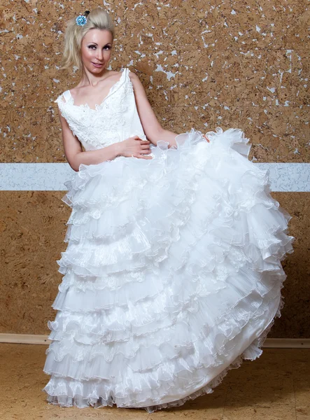 La belle femme, la mariée, avec un voile et une robe de mariée — Photo