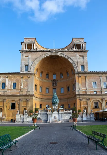 Ιταλία. Ρώμη. Βατικανό. Fontana della Pigna (κρήνη κώνο πεύκου) από τον 1ο αιώνα A — Φωτογραφία Αρχείου