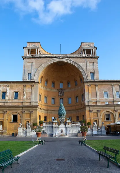 Włochy. Rzym. Vatican. Fontana della Pigna (sosna stożek fontanna) z 1 wieku A — Zdjęcie stockowe