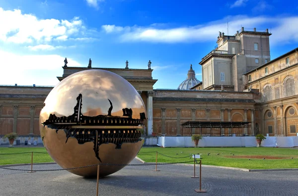 Pátio no Vaticano. Escultura o globo no pátio da corte, Roma, Itália — Fotografia de Stock