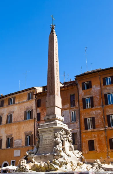 Фонтан Четырех рек (Fontana dei Quattro Fiumi) с египетским обелиском. Италия. Рим. Площадь Навона (Пьяцца Навона) ). — стоковое фото