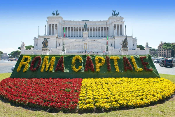 De Italia. En Roma. Piazza della República. Cama con un texto "Roma - la capital" ante el Monumento a Víctor Emenuel II — Foto de Stock