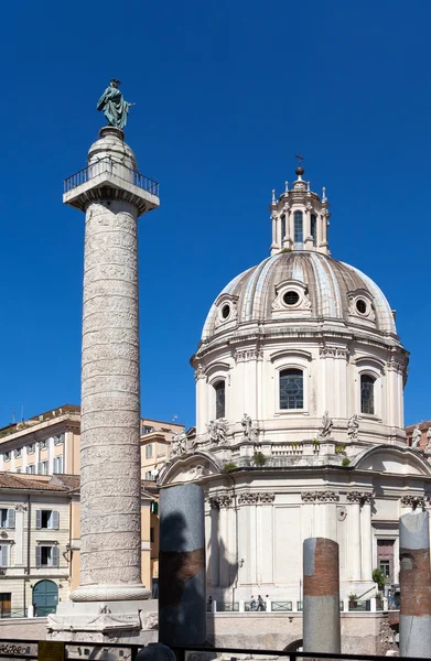 Itália. Roma. Coluna de Tróia e igrejas de Santa Maria di Loreto — Fotografia de Stock