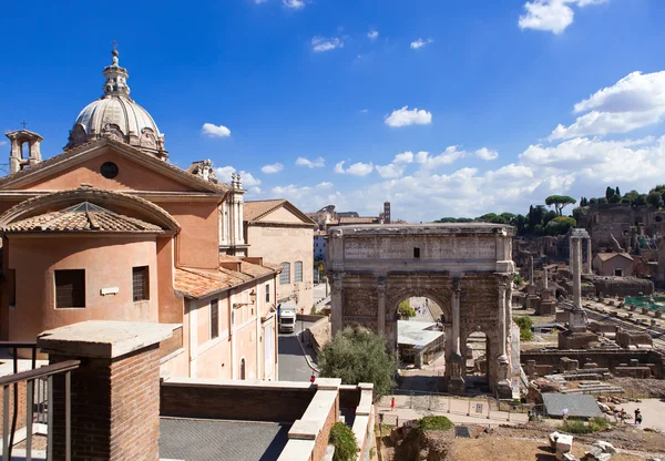 Um arco triunfal e Fórum Romano, Itália — Fotografia de Stock