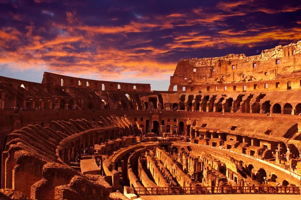 Ljusa crimson solnedgång över antikens colosseum. Rom. Italien — Stockfoto