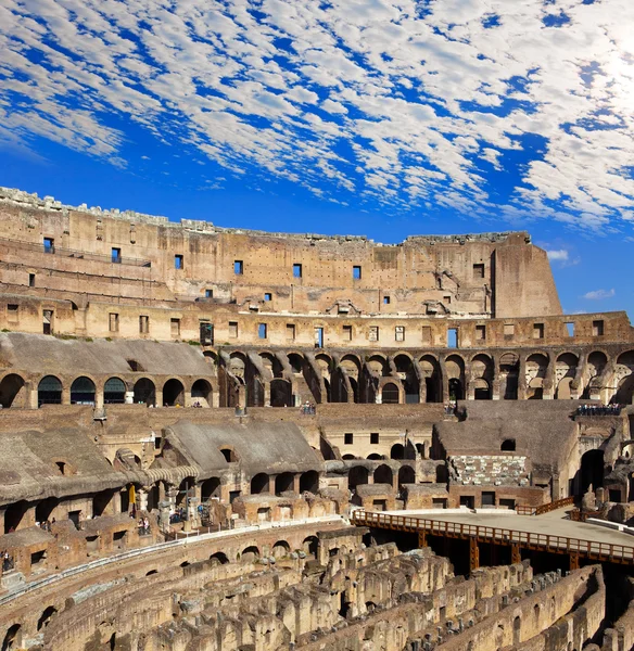 Lindas nuvens plumosas sobre o antigo Coliseu. Roma. Itália — Fotografia de Stock