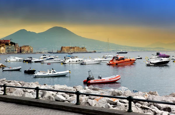 Los barcos en una bahía de Nápoles, Italia, en la mañana brumosa — Foto de Stock