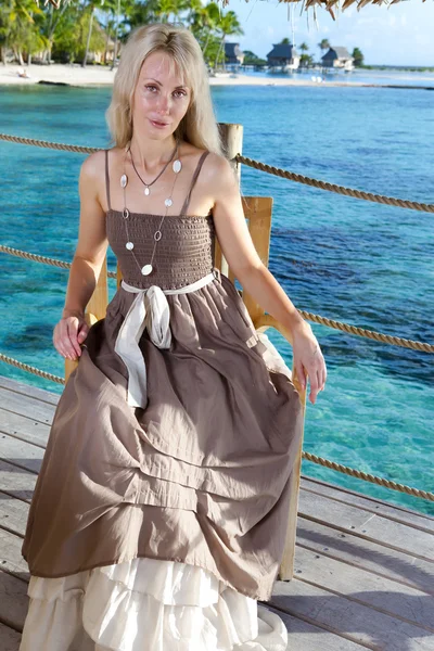 La bella donna siede al mare — Foto Stock