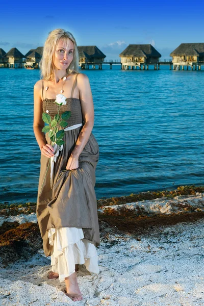 A mulher bonita jovem em um vestido romântico em uma praia, trópicos — Fotografia de Stock