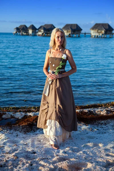 La mujer joven hermosa en el vestido romántico en la playa, los trópicos —  Fotos de Stock