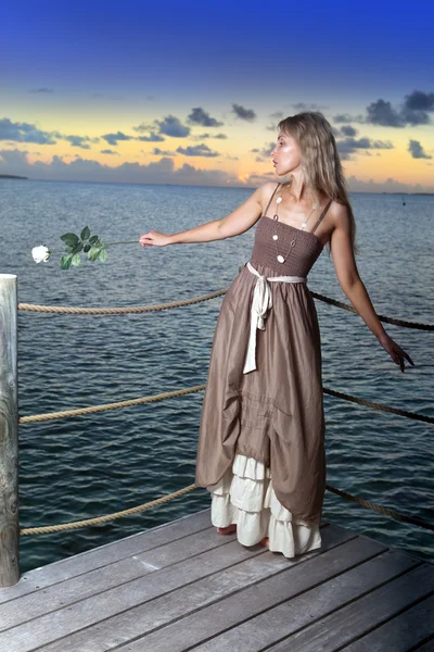 Denize ahşap platform üzerine güzel bir genç kadın — Stok fotoğraf