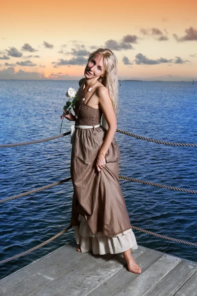 La joven hermosa mujer en una plataforma de madera sobre el mar —  Fotos de Stock