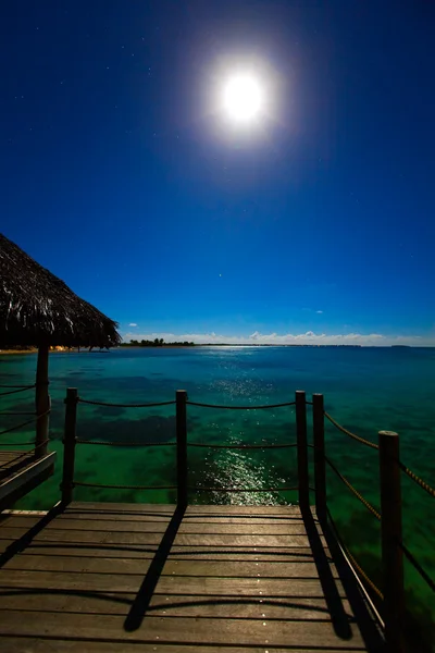 Night. The moon over the sea and reflection in water. — Stock Photo, Image