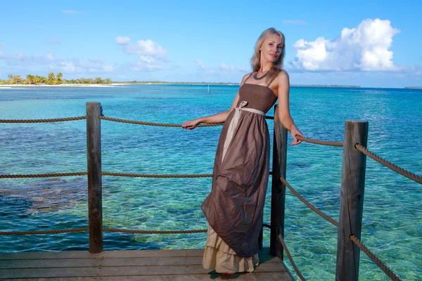 Die schöne Frau schlägt vor, im Meer zu schwimmen — Stockfoto