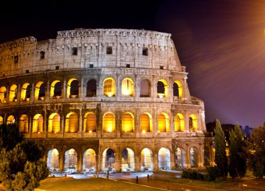 İtalya. Roma. gece collosseo