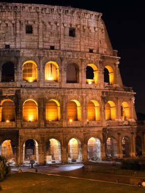 İtalya. Roma. gece collosseo