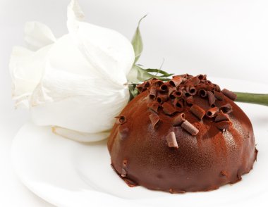 Çikolatalı kek ve beyaz gül