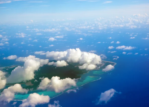 Νησιά στον ωκεανό. Αεροφωτογραφία. — Φωτογραφία Αρχείου