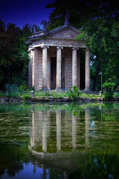 Rome, Italië. Tempel van esculapio in villa borghese tuin — Stockfoto