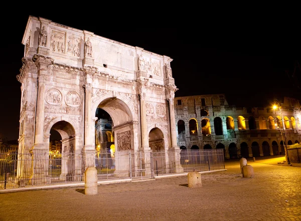 Стародавні Колізею і Тріумфальна арка. Рим. Італія — стокове фото