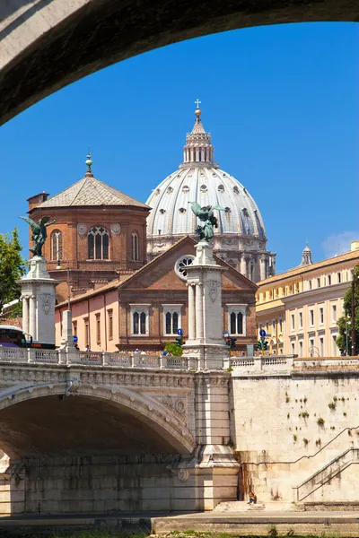 Rome. View of ancient buildings from under the Sant' Angelo Bridge — Stock Photo, Image