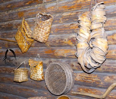 bir duvarda bir çubuk gerdanlı Urun eski ahşap mimarisinin Açık Hava Müzesi. vitoslavlitsy, büyük novgorod