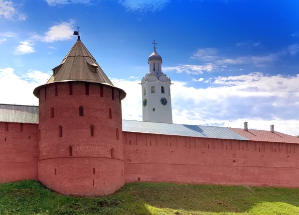 Torre Mitropolichya e Torre Relógio. O Kremlin (Fortaleza de Detinets). Grande Novgorod. Rússia — Fotografia de Stock