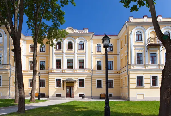 Rusland. grote novgorod. College van Kunsten in de oude historische ingebouwde — Stockfoto