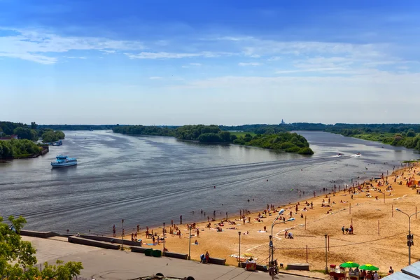 Gran Novgorod - una playa de la ciudad en el río Volkhov. Rusia . — Foto de Stock