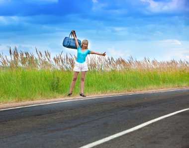 Otostopçu kızlar yolda oy kullanır.