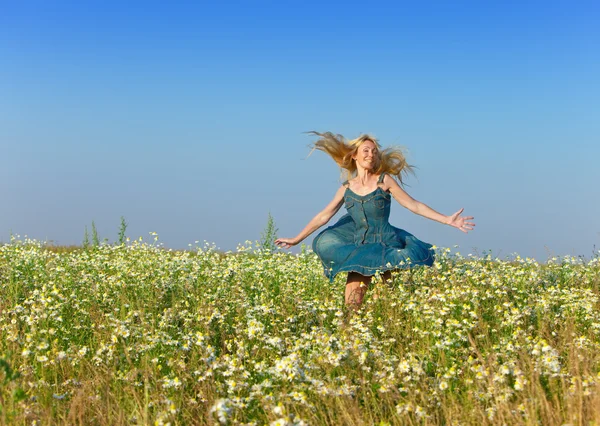 La joven feliz en el campo de las manzanillas — Foto de Stock