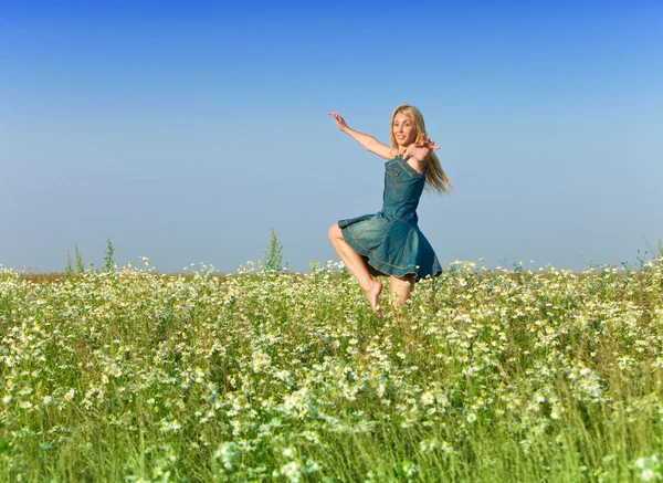 La joven feliz en el campo de las manzanillas — Foto de Stock