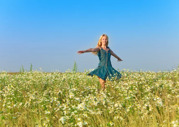 La joven feliz en el campo de las manzanillas —  Fotos de Stock