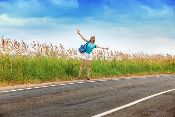 Hitchhiking chica votos en la carretera —  Fotos de Stock