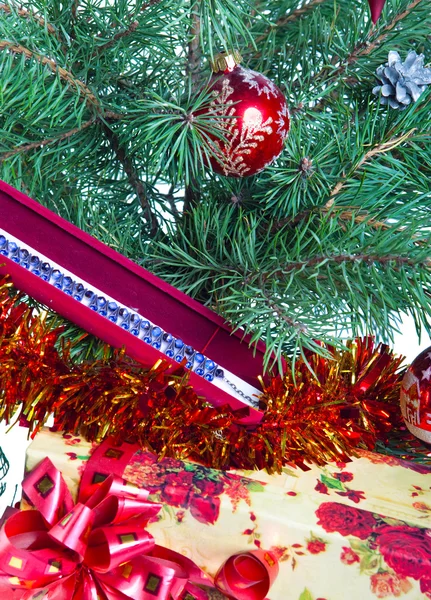 Le palle di anno nuovo su rami di un albero di Natale e regali — Foto Stock